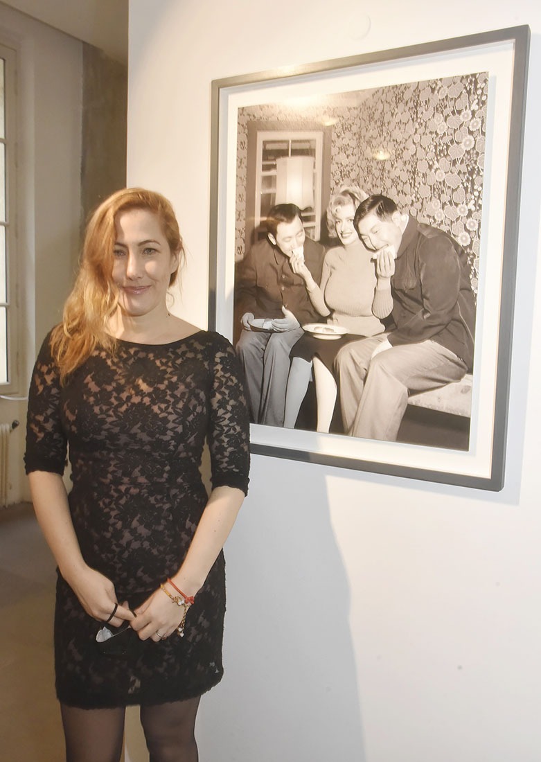 Myriam Charleins pose avec Marilyn à la fete le Têt