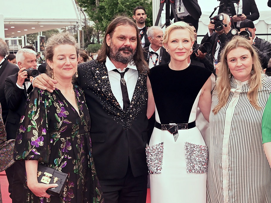 Cate Blanchett flanquée de son réalisateur Warwick Thornton et quelques actrices